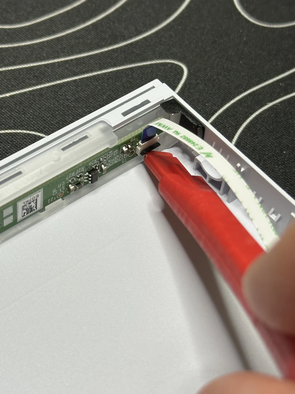 Unclipping the LCD strip connector